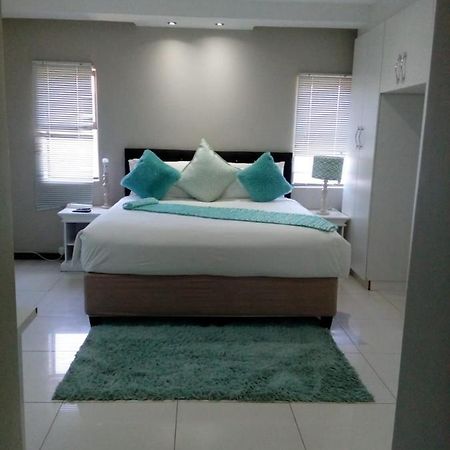 Shoes Guest House 2 Умтата Екстер'єр фото